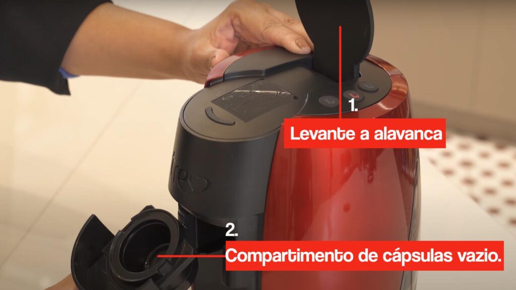 Passo 1 para solução: Cafeteira com luz vermelha piscando.