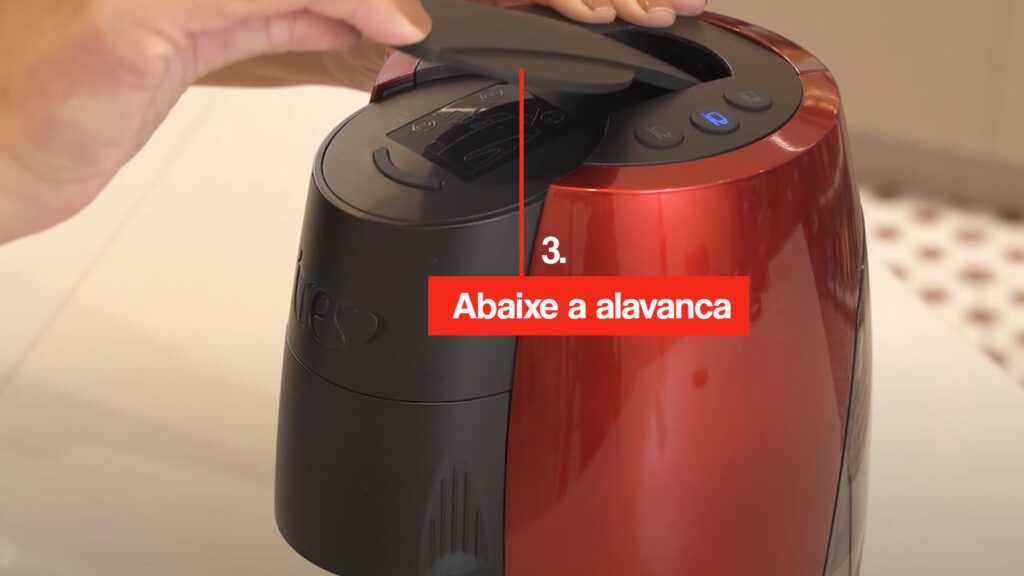 Passo 2 para solução: Cafeteira com luz vermelha piscando.