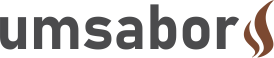A imagem contém o logo do site umsabor.com. Esse logo é composto por um texto escrito "umsabor" de cor cinza escuro seguido de um ícone do lado direito no formato de uma fumaça de cor marrom.