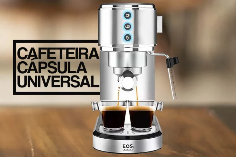 Cafeteira Eos 3 em 1 é boa? Análise Completa 7 A imagem contém a Eos Ecf01ec é a melhor cafeteira de cápsula universal com duas xícaras preparando café. Está escrito a esquerda "CAFETEIRA CÁPSULA UNIVERSAL".