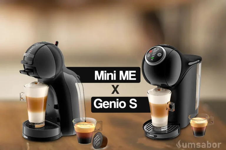 Mini Me ou Genio S (Basic, Plus ou Touch): Comparativo das Cafeteiras Dolce Gusto 1 A imagem é uma comparação lado a lado de duas máquinas de café Dolce Gusto, a Mini ME (esquerda) e a Genio S (direita). Ambas são de cor preta. A Mini ME tem um design mais arredondado e inclinado. A Genio S é mais vertical e possui um painel de controle diferente, com luzes indicadoras e mostradores de volume. As duas máquinas estão preparando bebidas em copos de vidro: um café com leite ou um cappuccino em um copo maior e um espresso em um copo pequeno, além de haver uma cápsula solta da Dolce Gusto no centro. O fundo é desfocado.